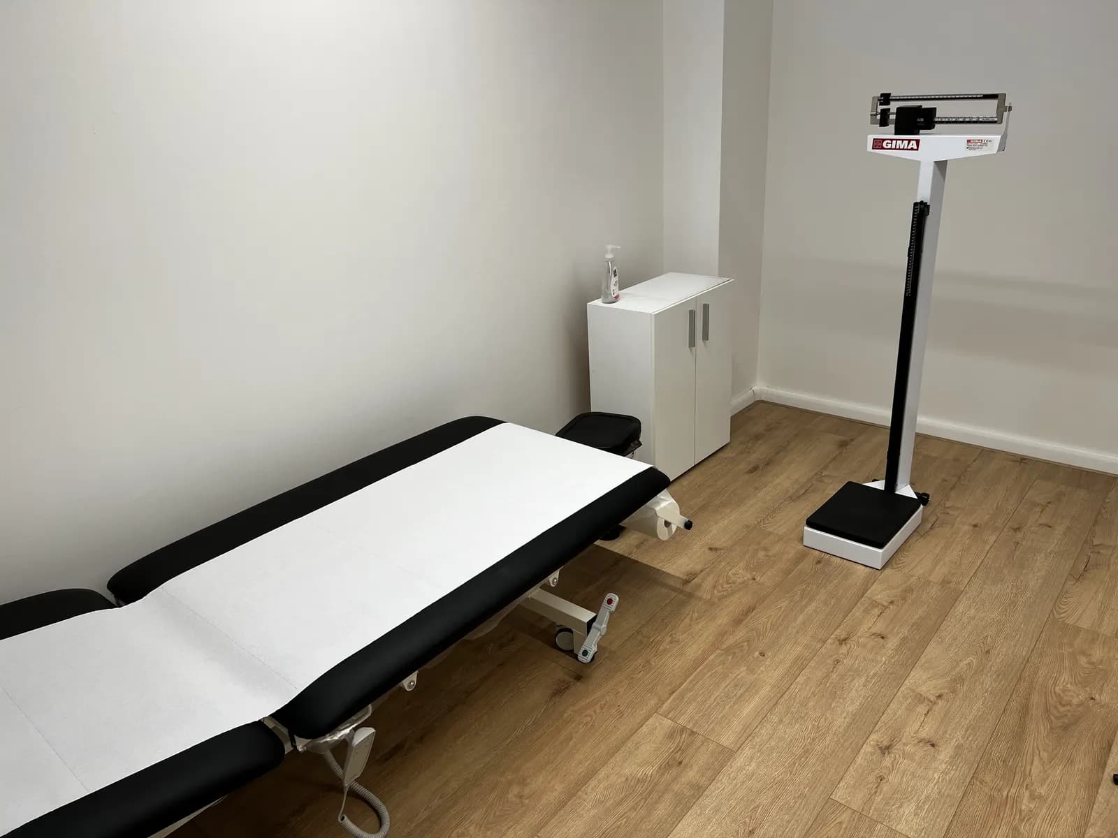 Lettino e bilancia professionale nell'area misure dello studio