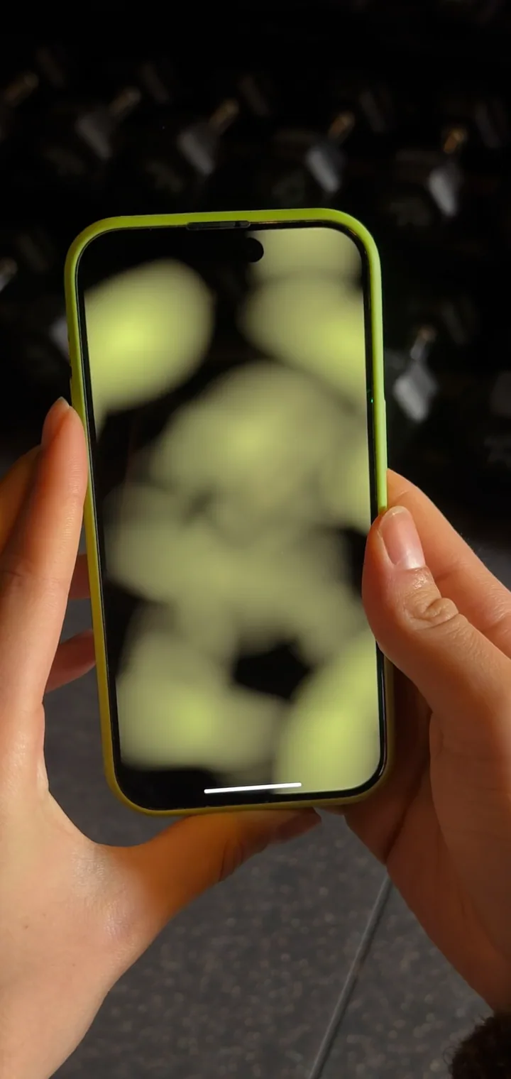 Telefono tenuto in verticale in palestra con l’app My KT Fitness