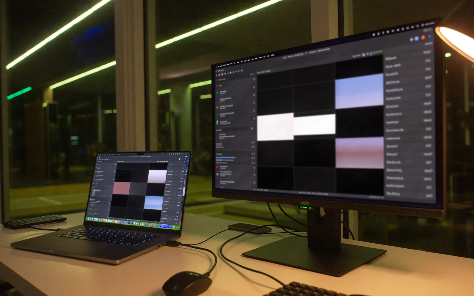 Postazione dello Studio con laptop e monitor nell’ufficio di un centro fitness